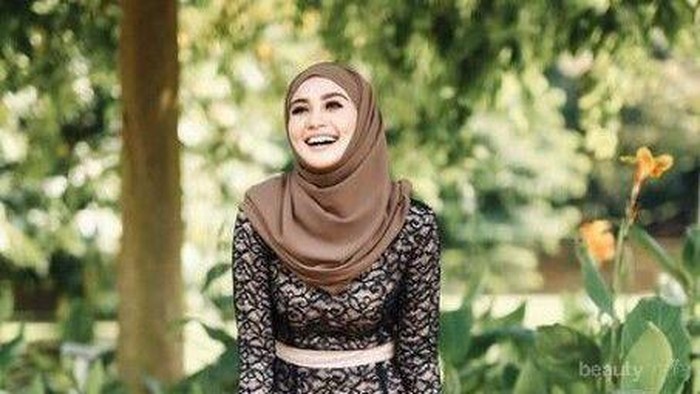 Pakai Kebaya Hitam di 2019, Siapa Takut? Simak Dulu Inspirasinya!