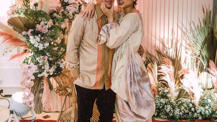 Inspirasi Busana Couple untuk Acara Tunangan Kamu dan Pasangan