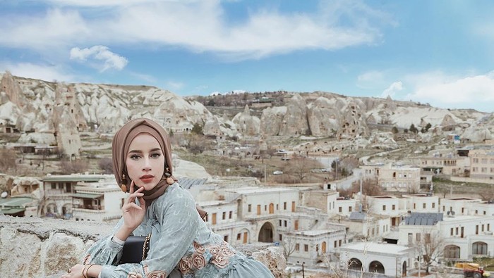 5 Gaya Hijab Selebgram Cantik Aghnia Punjabi di Turki Ini Bikin Salah Fokus, Cantik Banget!