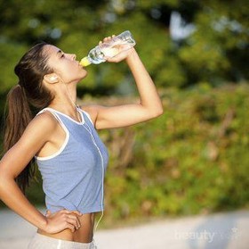 Awas, Bahaya Minum Berdiri Banyak Dampak Buruk Bagi Kesehatanmu!