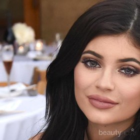 Makeup Jadi Tahan Lama, Kylie Jenner Rilis Setting Spray Terbaru 2019