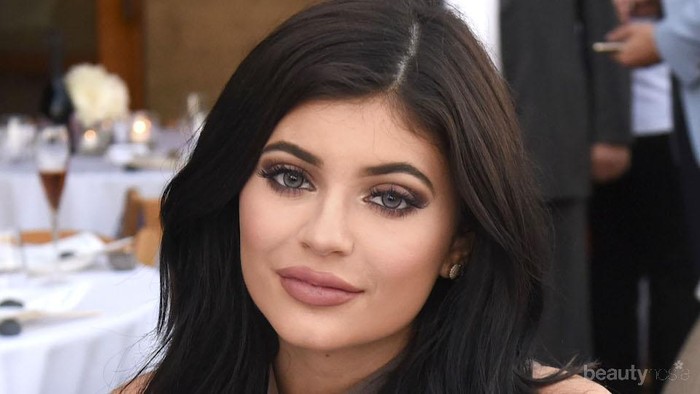 Makeup Jadi Tahan Lama, Kylie Jenner Rilis Setting Spray Terbaru 2019
