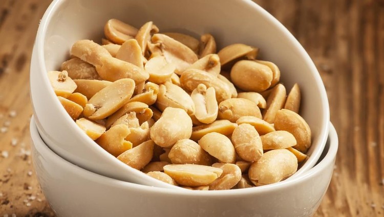 Bunda mau menggunakan kacang tanah untuk membuat makanan atau sekadar camilan. Simak tips agar kacangnya enggak gampang gosong di sini.