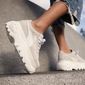 Sepatu Sneakers Wanita Stylish, Model Wedges Buat Tubuh Makin Tinggi