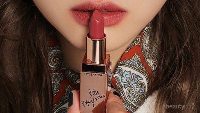 Jaga Bibirmu Tetap Lembab, Meski Telah Memakai Lipstik Yang Bikin Bibirmu Kering