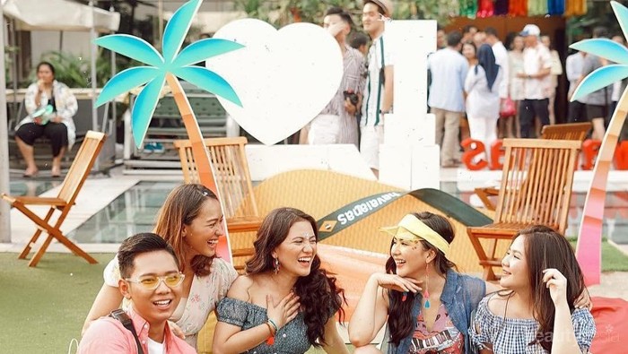 Deretan Penampilan Artis Pakai Sandal Jepit Mewah, Berapa Harganya?