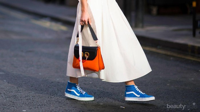 Style Tips: Tampil Edgy dengan Padu Padan Sepatu Sneakers dan Dress