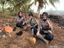 Sepekan Tinggalkan Rumah, 3 Srikandi Polri Ini Padamkan Karhutla di Riau