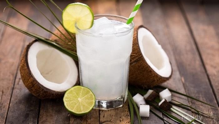 Tak Hanya Segar Diminum, Ini 7 Manfaat Air Kelapa untuk Kecantikan!