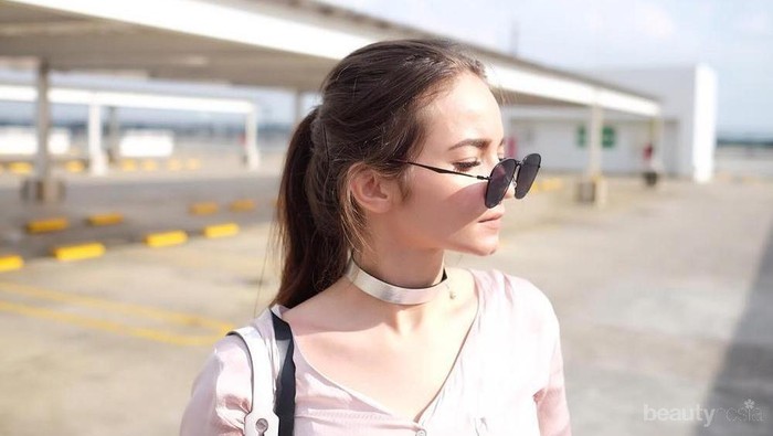 Kece dan Fashionable Abis! Ini Dia Sederet Gaya Artis Cantik Enzy Storia Saat Liburan Kece dan Fashionable Abis! Ini Dia Sederet Gaya Artis Cantik Enzy Storia Saat Liburan