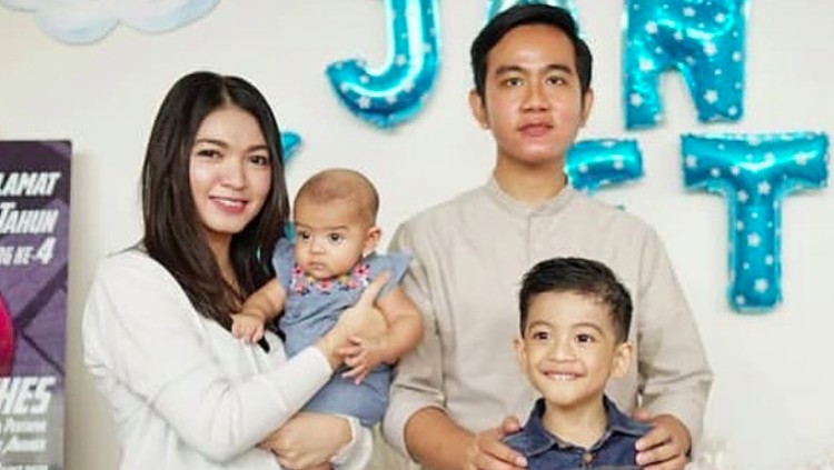 Baru-baru ini Jan Ethes merayakan ulang tahun keempat dengan sederhana. Kedua orang tuanya menggelar pesta kecil bersama teman-teman Jan Ethes di sekolah.