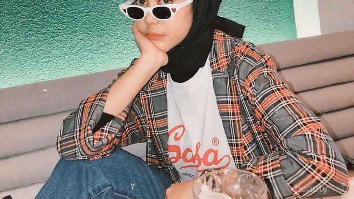 5 Model Kacamata 90an yang Kembali Hits, Bikin Penampilan Kece & Anti Jadul!