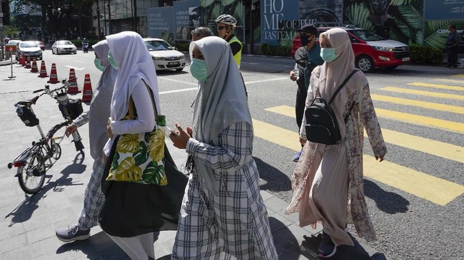 Seluruh warga Malaysia sementara dilarang bepergian ke Singapura mulai besok karena kebijakan lockdown akibat virus corona.