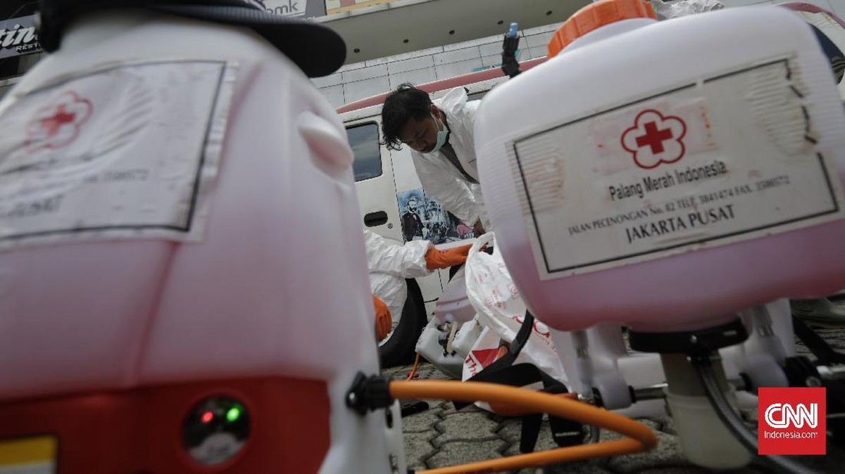 FOTO: Semprot Disinfektan di Jantung Ibu Kota
