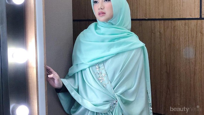 Penampilan Cantik dan Sederhana Chacha Frederica Berhijab Syar'i