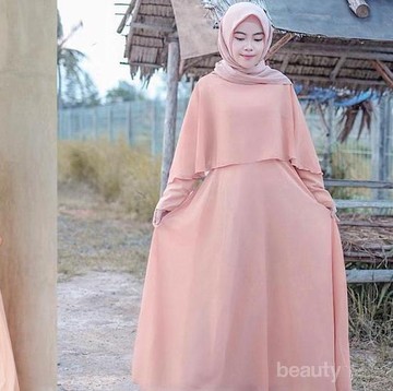 Inspirasi Tampilan Hijab Manis dengan Gamis Warna Peach