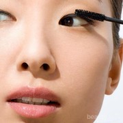 Kesalahan Memakai Mascara yang Sering Dilakukan, Pakai Penjepit Bulu Mata Salah Satunya!