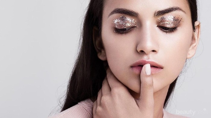 Gak Melulu Cetar, Ini Tips Memakai Eyeshadow Glitter Untuk Tampilan Makeup Minimalis
