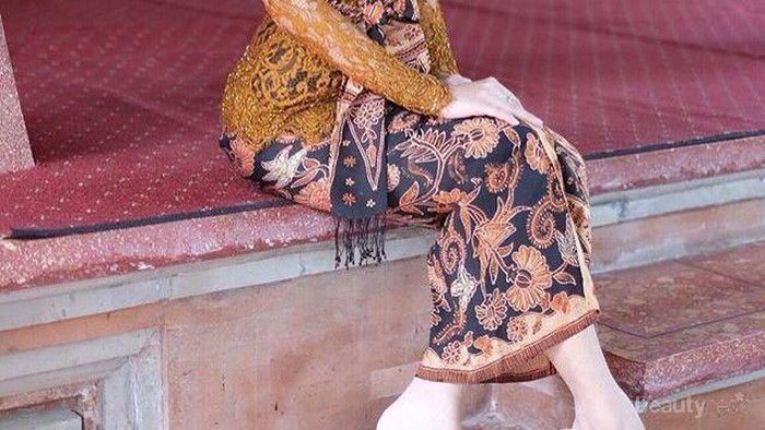 Mau Bikin Kebaya? Intip 6 Model Kebaya Brokat Bernuansa Coklat Ini