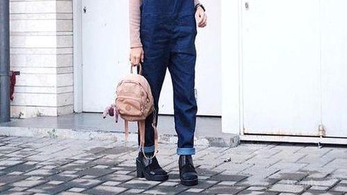 Tampil Chic dan Menggemaskan dengan Overall Jeans ala Hijabers Kekinian