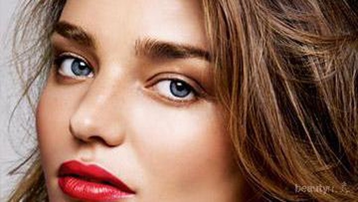 Catat Tipsnya! Begini Cara Bikin Lipstik Lebih Awet Seharian