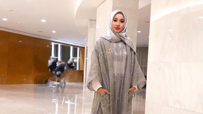 7 Kreasi Hijab Segiempat Laudya  Cynthia  Bella  yang Cocok 