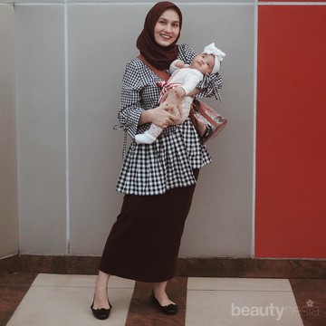 5 Inspirasi OOTD Hijab ala Dwi Handayani dengan Freya, Putri Kecil yang Menggemaskan