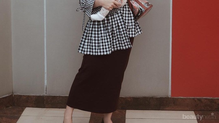 5 Inspirasi OOTD Hijab ala Dwi Handayani dengan Freya, Putri Kecil yang Menggemaskan