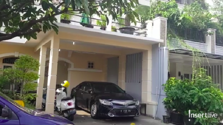 7 Potret Rumah Baru Vanessa Angel Tempat Ditangkap Terkait Narkoba Vanessa Angel dan Bibi Ardiansyah ditangkap polisi terkait kepemilikan narkoba (16/2). Mereka diamankan di kediaman barunya di Pos Pengumben, Srengseng, Jakbar.