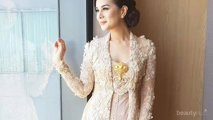 Bisa Bikin Kelihatan Langsing, Ini 6 Inspirasi Kebaya Buatmu!