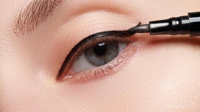 Cetar Tanpa Belepotan, Cara Memakai Eyeliner Cair dengan Mudah