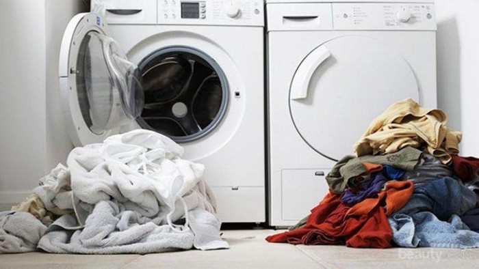 Pakai Mesin atau Tangan, Mana Cara Mencuci Baju yang Lebih Efektif?