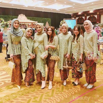 img-title Ladies, Yuk Intip 5 Inspirasi Model Rok Kebaya Hijabers yang Lagi Digandrungi Para Wanita!