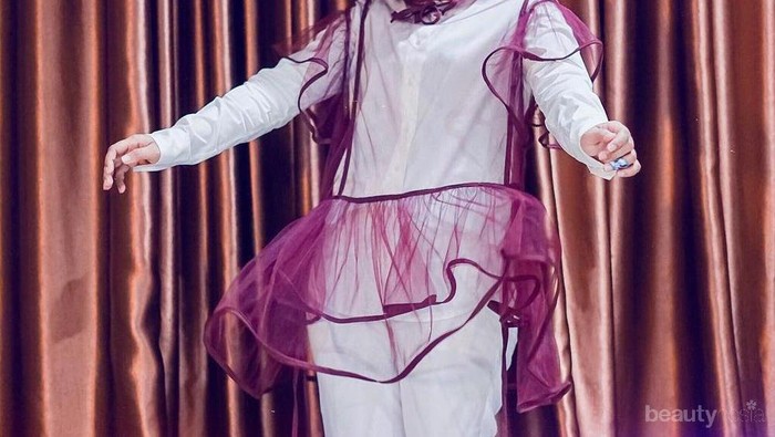 Selalu Tampil Ceria, Contek 8 Gaya Hijab Cheerful Penyanyi Cantik Fatin Sidqia