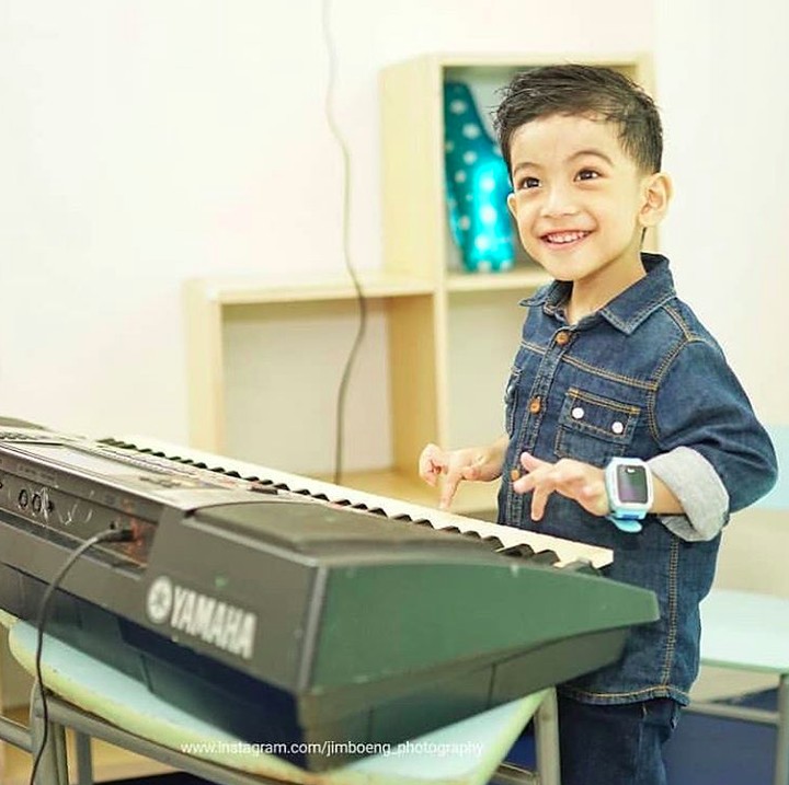 5 Potret Ulang Tahun ke-4 Jan Ethes, Ditemani Adik dan Orang Tuanya