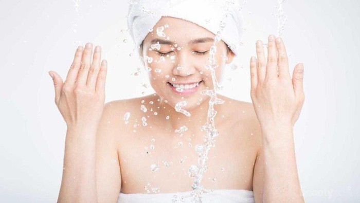 Ladies, Benarkah Cuci Muka Saat Kepanasan Bikin Wajah Belang? Cari Tahu Jawabannya Yuk!