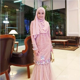Ingin Tampil Beda Saat ke Pesta? Baju Kurung Modern Ini Ternyata Oke Banget untuk Kamu Pakai