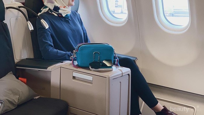 5 Potret Cantik Luna Maya Berhijab Saat Umrah