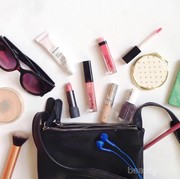 Anti Ribet, Cukup Makeup Ini yang Wajib Ada di Tasmu Ketika Traveling