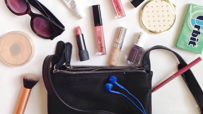 Anti Ribet, Cukup Makeup Ini yang Wajib Ada di Tasmu Ketika Traveling