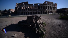 FOTO: Corona Bubarkan Pengunjung Colosseum