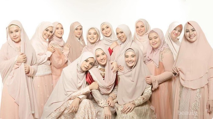 Tampil Makin Fresh, Intip Inspirasi 5 Gamis Warna Peach ala Hijabers Ini