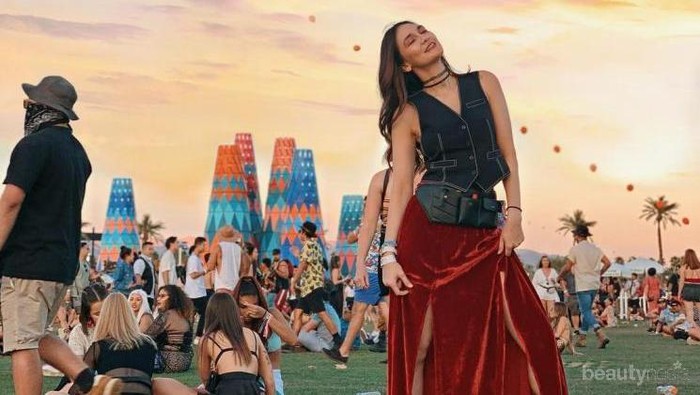Mau Nonton Konser? Gaya Luna Maya yang Super Stylish di Coachella Bisa Jadi Inspirasi!