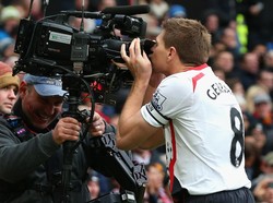 Sepakbola Hari Ini: Selebrasi Gerrard Cium Kamera