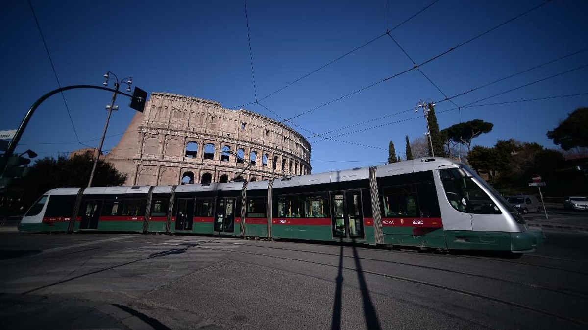 FOTO: Corona Bubarkan Pengunjung Colosseum