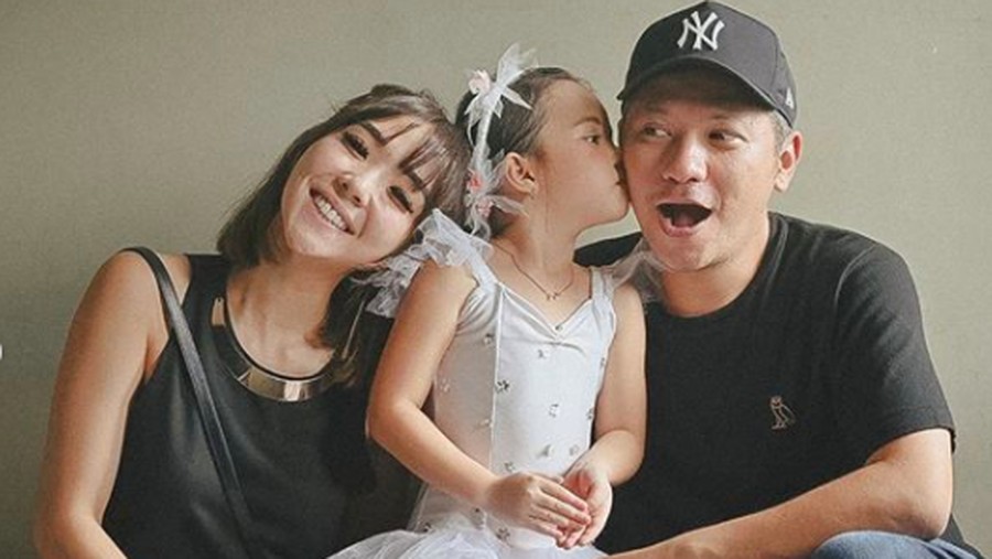 Reaksi lucu Gading Marten atas foto masa lalu Gisel.