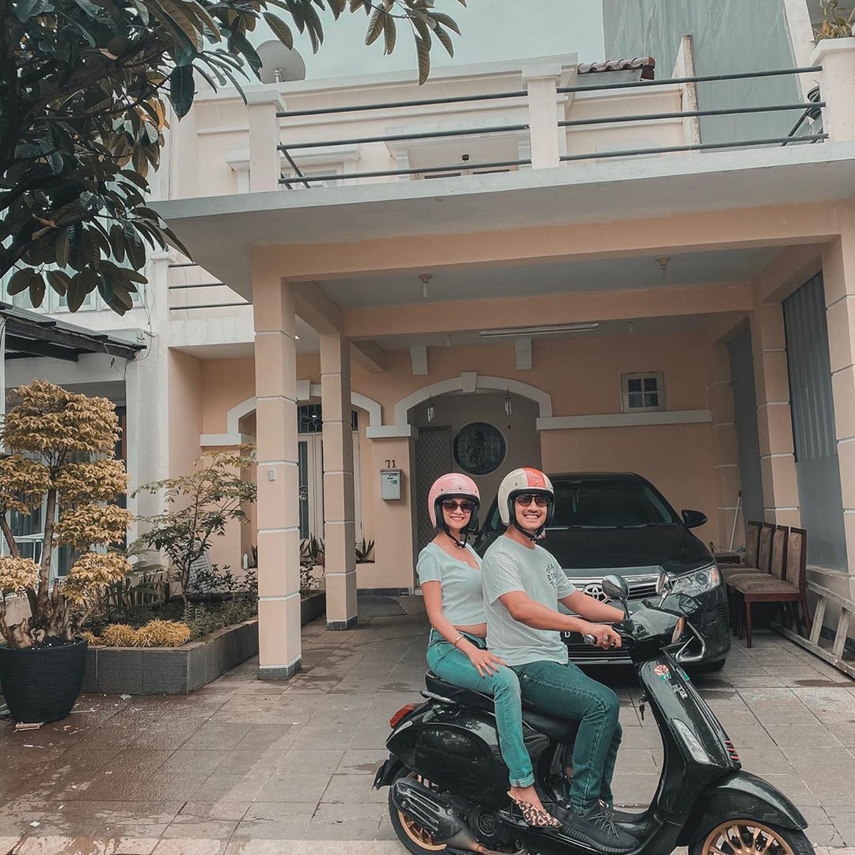 Vanessa Angel dan Bibi Ardiansyah ditangkap polisi terkait kepemilikan narkoba &lpar;16&sol;2&rpar;&period; Mereka diamankan di kediaman barunya di Pos Pengumben&comma; Srengseng&comma; Jakbar&period;