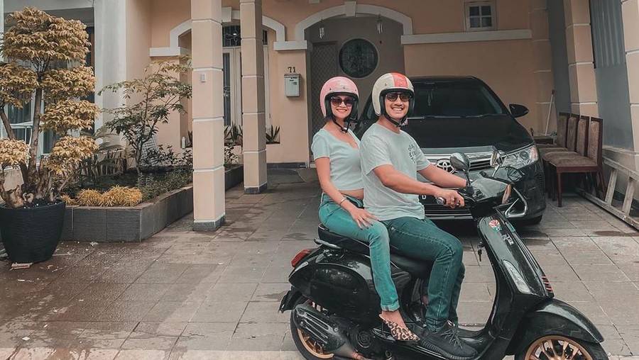 Polisi Bongkar Siapa Sosok yang Kasih Narkoba ke Vanessa Angel Ternyata Vanessa Angel dapatkan narkoba dari mantan kuasa hukumnya yang mendampinginya saat kasus prostitusi online tahun lalu.