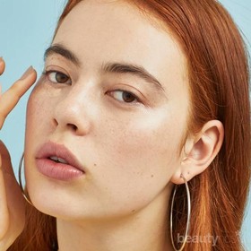 Biar Hasilnya Maksimal, Jangan Lewatkan 10 Tips Mengaplikasikan Foundation Ini Ladies!