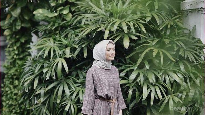 5 Artis Cantik Ini Buktikan Tunik Terbaru adalah Outfit Hijab yang Nyaman